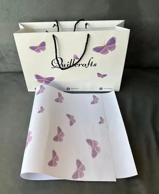 كيس مع ورق تغليف